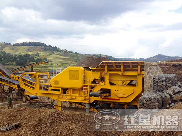 反擊式移動(dòng)破碎站工作現(xiàn)場(chǎng) 反擊式移動(dòng)破碎站工作現(xiàn)場(chǎng)