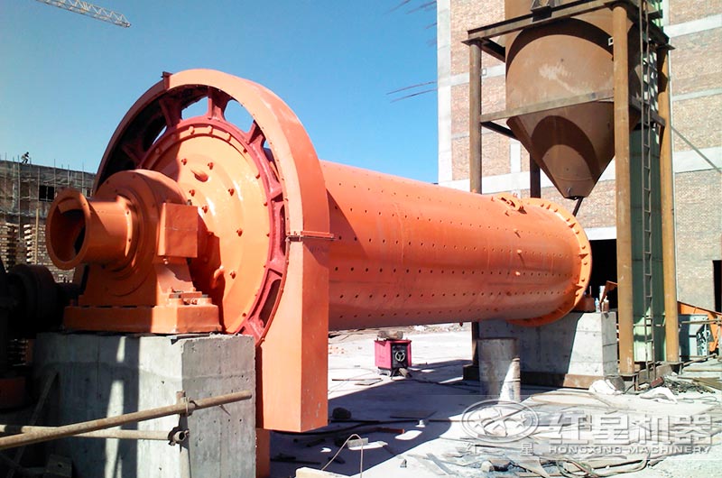 球磨機(jī)工作現(xiàn)場 球磨機(jī)工作現(xiàn)場