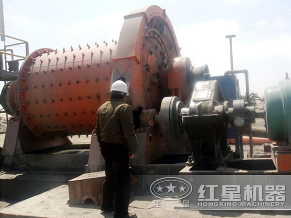 球磨機生產(chǎn)現(xiàn)場 球磨機生產(chǎn)現(xiàn)場