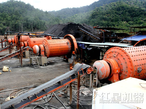 多臺(tái)球磨機(jī)生產(chǎn)現(xiàn)場 多臺(tái)球磨機(jī)生產(chǎn)現(xiàn)場