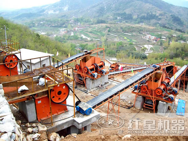 顎式破碎機生產(chǎn)現(xiàn)場 顎式破碎機生產(chǎn)現(xiàn)場