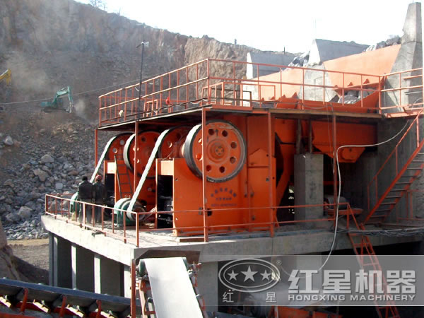 砂石生產(chǎn)線中的顎式破碎機(jī) 砂石生產(chǎn)線中的顎式破碎機(jī)