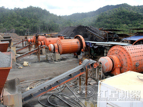球磨機(jī)投產(chǎn)現(xiàn)場(chǎng) 球磨機(jī)投產(chǎn)現(xiàn)場(chǎng)