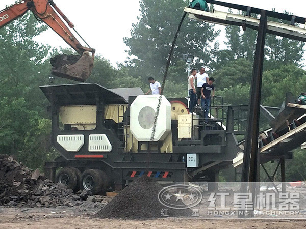 流動式煤炭破碎機投產現(xiàn)場 流動式煤炭破碎機投產現(xiàn)場