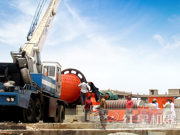 球磨機(jī)安裝現(xiàn)場(chǎng) 球磨機(jī)安裝現(xiàn)場(chǎng)