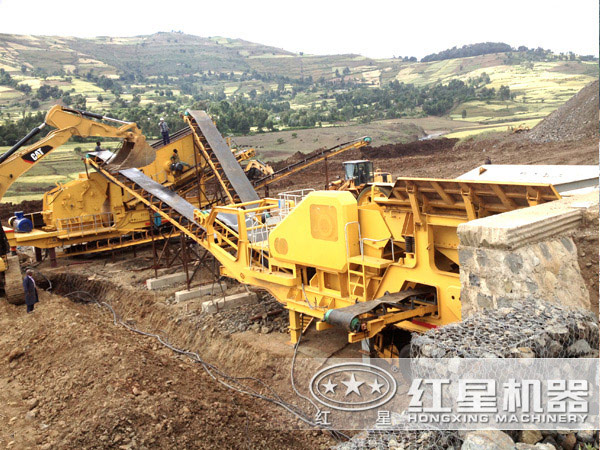 移動(dòng)式制砂機(jī)作業(yè)現(xiàn)場(chǎng) 移動(dòng)式制砂機(jī)作業(yè)現(xiàn)場(chǎng)