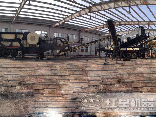 移動顎式破碎站工作現(xiàn)場 移動顎式破碎站工作現(xiàn)場