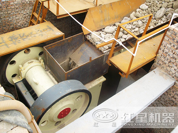 顎式破碎機(jī)工作現(xiàn)場(chǎng) 顎式破碎機(jī)工作現(xiàn)場(chǎng)
