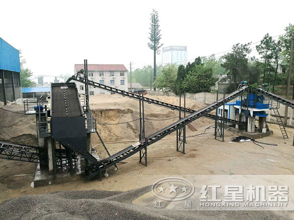 沖擊式破碎機工作現(xiàn)場 沖擊式破碎機工作現(xiàn)場