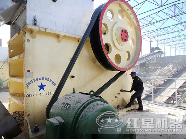 石料破碎生產(chǎn)現(xiàn)場 石料破碎生產(chǎn)現(xiàn)場