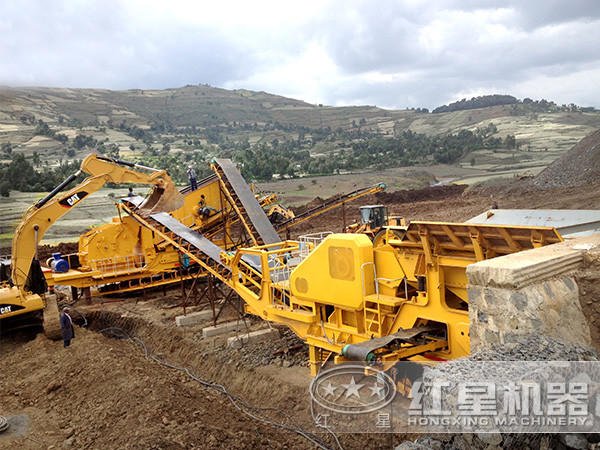 移動式破碎機工作現(xiàn)場 移動式破碎機工作現(xiàn)場