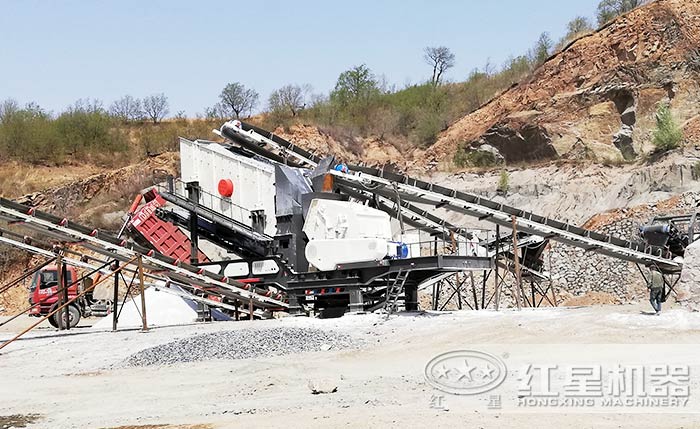 移動碎石機(jī)工作現(xiàn)場 移動碎石機(jī)工作現(xiàn)場