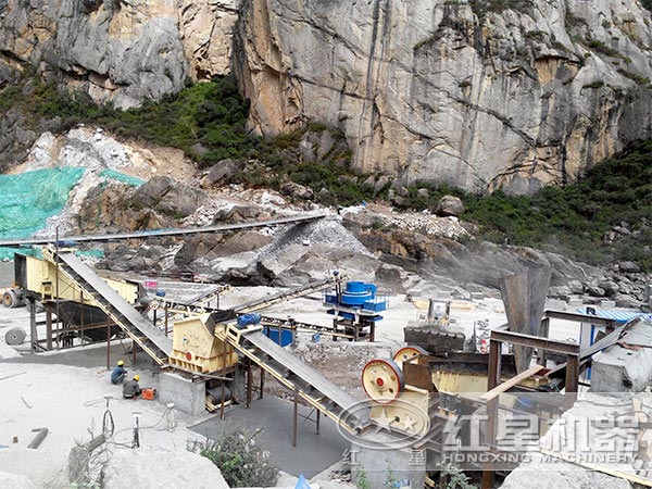 河卵石制砂現(xiàn)場 河卵石制砂現(xiàn)場