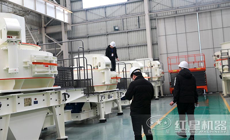 用戶來廠實地考察制砂機設(shè)備 用戶來廠實地考察制砂機設(shè)備