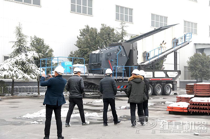 用戶來廠考察移動制砂機(jī) 用戶來廠考察移動制砂機(jī)