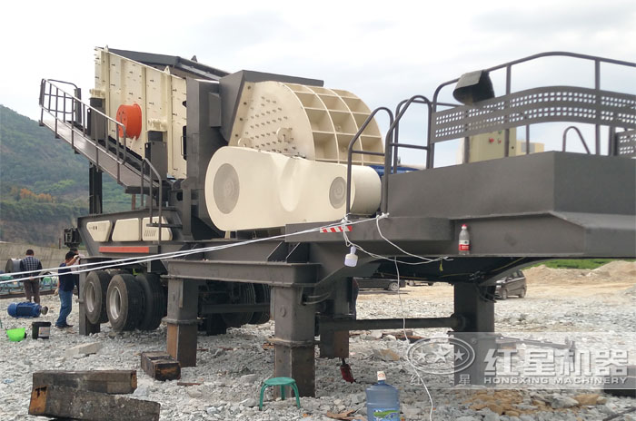 礦用移動破碎機設(shè)備實拍圖三 礦用移動破碎機設(shè)備實拍圖三