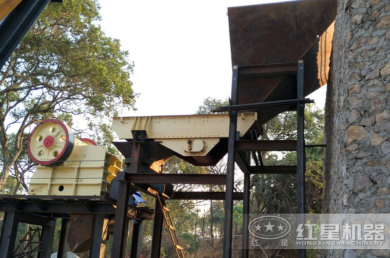 顎式破碎機作業(yè)現(xiàn)場 顎式破碎機作業(yè)現(xiàn)場