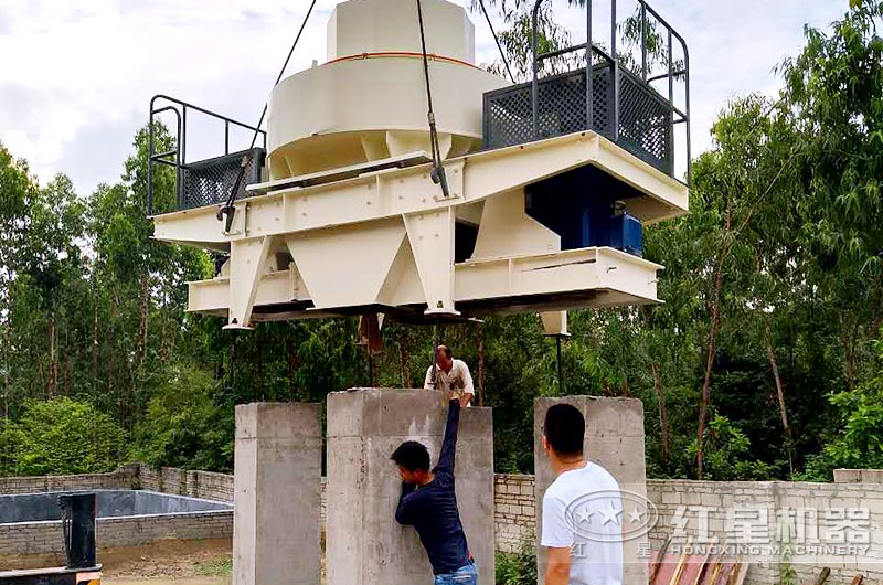 固定式制砂機(jī)安裝現(xiàn)場(chǎng) 固定式制砂機(jī)安裝現(xiàn)場(chǎng)