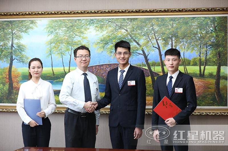 投資小白陳先生與紅星合作留影圖 投資小白陳先生與紅星合作留影圖