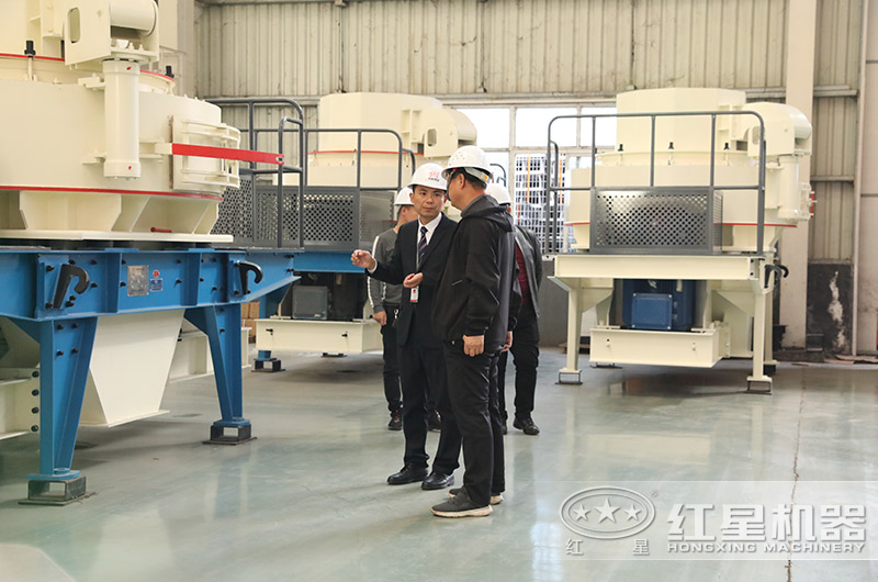 技術(shù)經(jīng)理在為來廠參觀的用戶詳細(xì)講解制砂設(shè)備 技術(shù)經(jīng)理在為來廠參觀的用戶詳細(xì)講解制砂設(shè)備