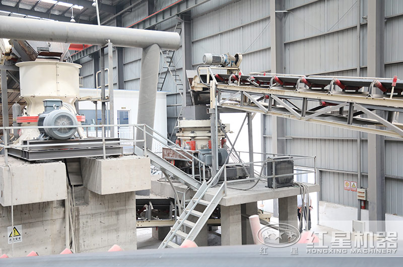 硅礦石破碎生產(chǎn)現(xiàn)場(chǎng) 硅礦石破碎生產(chǎn)現(xiàn)場(chǎng)