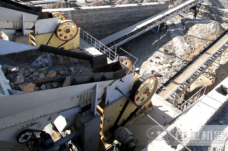 顎式破碎機(jī)現(xiàn)場(chǎng) 顎式破碎機(jī)現(xiàn)場(chǎng)