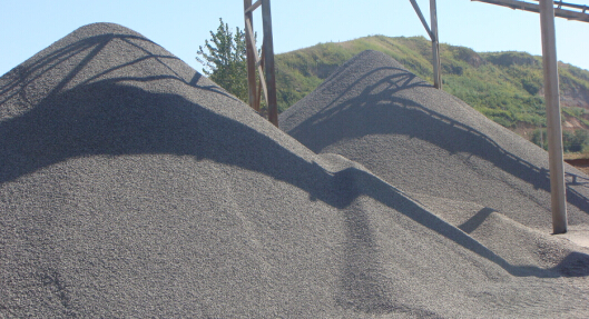 時(shí)產(chǎn)50噸對輥式制砂機(jī)工作視頻放送，多角度了解設(shè)備生產(chǎn)