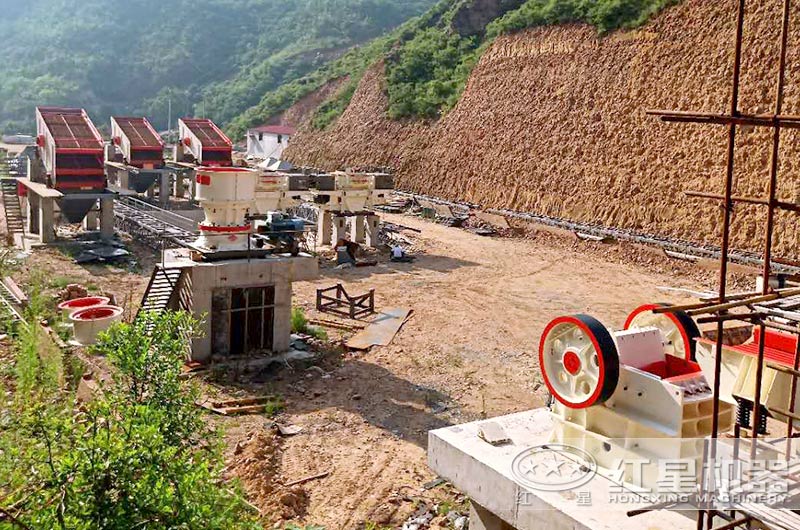 沙廠生產(chǎn)線安裝安裝中，石料粉碎設(shè)備有鄂破、圓錐破和制砂機(jī)