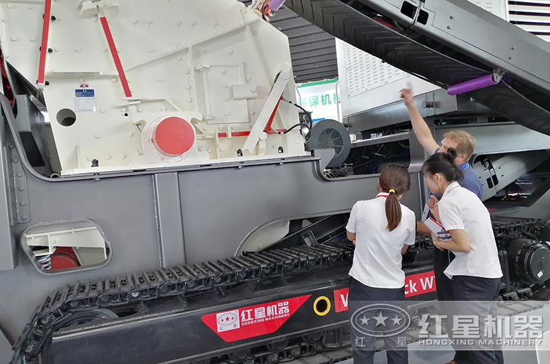 用戶到廠參觀考察大型移動(dòng)打沙機(jī) 用戶到廠參觀考察大型移動(dòng)打沙機(jī)