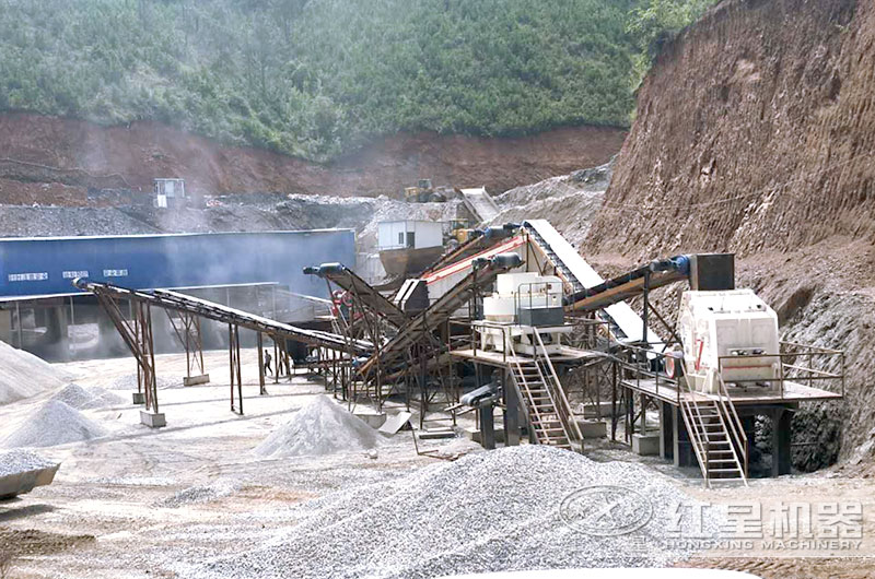 制砂機(jī)生產(chǎn)線現(xiàn)場(chǎng)，破碎軟料