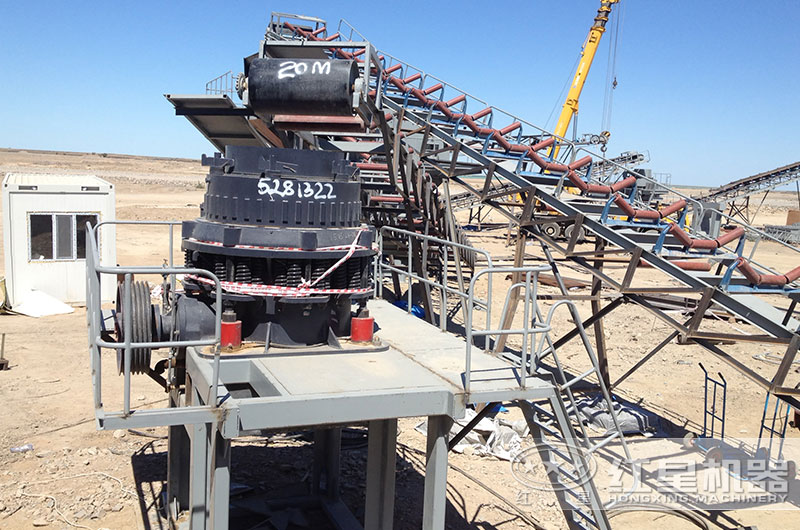 花崗巖破碎生產(chǎn)線一角，圓錐破碎機(jī)