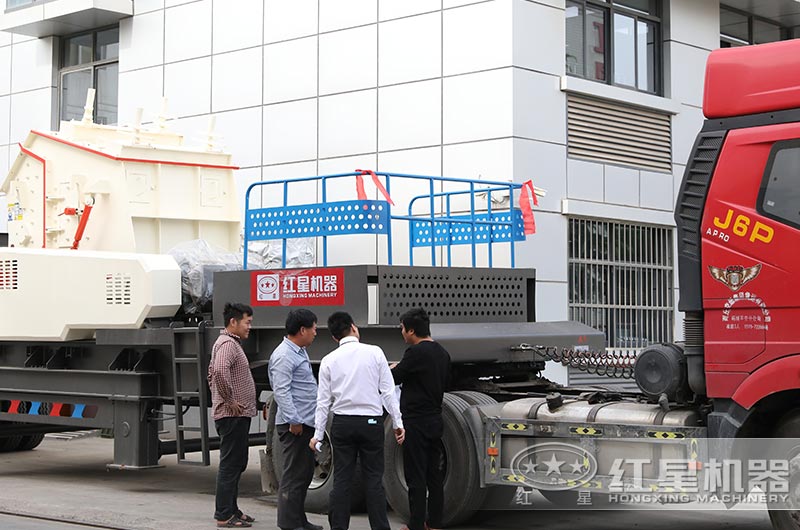 紅星客戶來廠實地考察移動制沙機(jī) 紅星客戶來廠實地考察移動制沙機(jī)