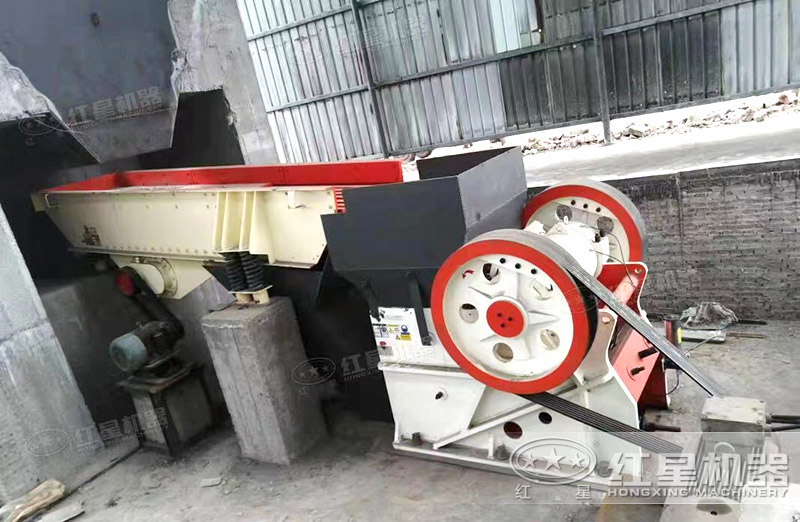 粗料破碎機(jī)一臺(tái)多少錢，每小時(shí)產(chǎn)量多少噸，有沒(méi)有現(xiàn)場(chǎng)視頻