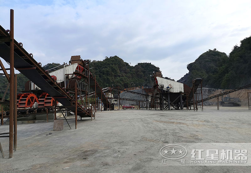 方案三配置現(xiàn)場：破碎機+制砂機+洗砂機，費用80萬以上