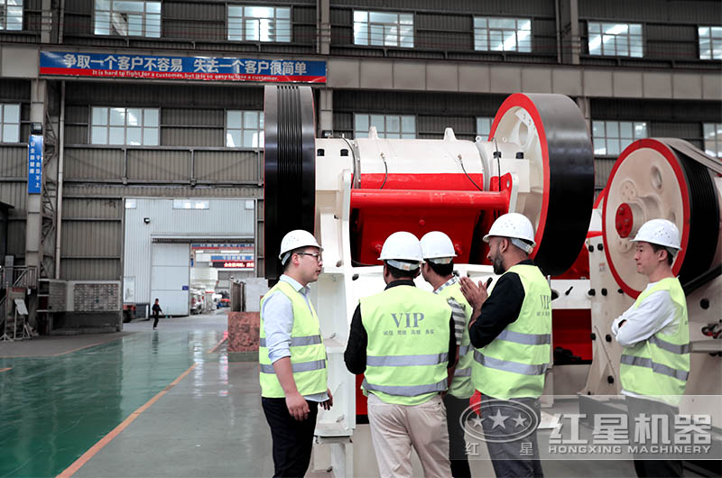 客戶到廠參觀新型鄂破 客戶到廠參觀新型鄂破