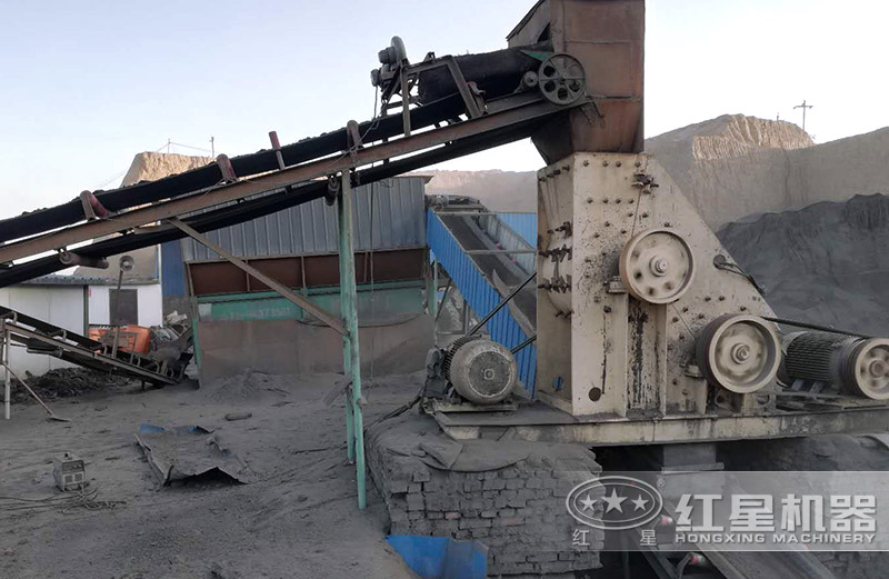 雙擊無篩底粉碎機處理煤矸石作業(yè)現場 雙擊無篩底粉碎機處理煤矸石作業(yè)現場