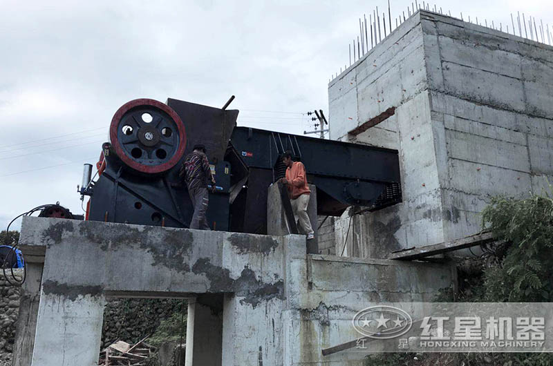 大型鱷式碎石機(jī)設(shè)備不同、型號不同、報(bào)價(jià)不同