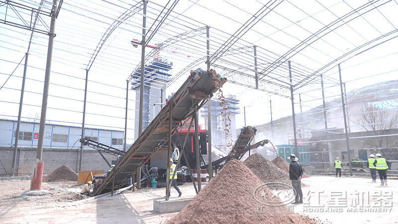 移動(dòng)石子制砂機(jī)拉到現(xiàn)場(chǎng)就地作業(yè)，整機(jī)一體化